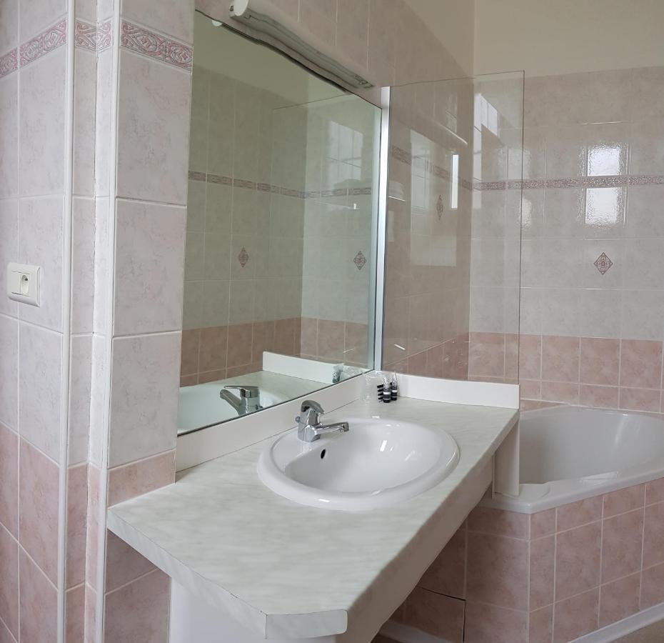 Hotel De La Paix Oloron-Sainte-Marie Εξωτερικό φωτογραφία