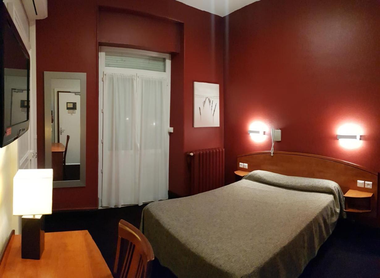 Hotel De La Paix Oloron-Sainte-Marie Εξωτερικό φωτογραφία