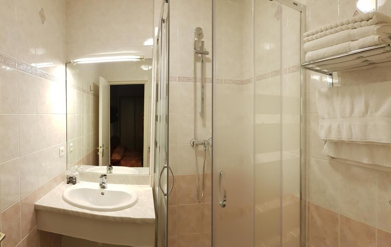 Hotel De La Paix Oloron-Sainte-Marie Εξωτερικό φωτογραφία