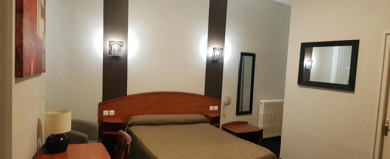 Hotel De La Paix Oloron-Sainte-Marie Εξωτερικό φωτογραφία