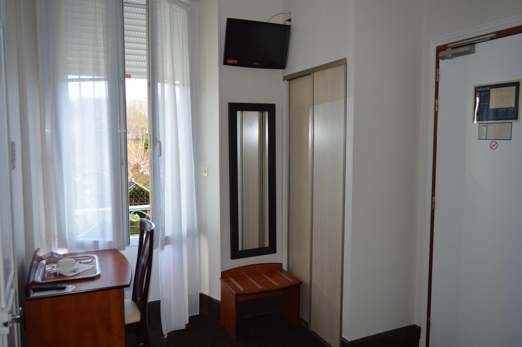 Hotel De La Paix Oloron-Sainte-Marie Εξωτερικό φωτογραφία